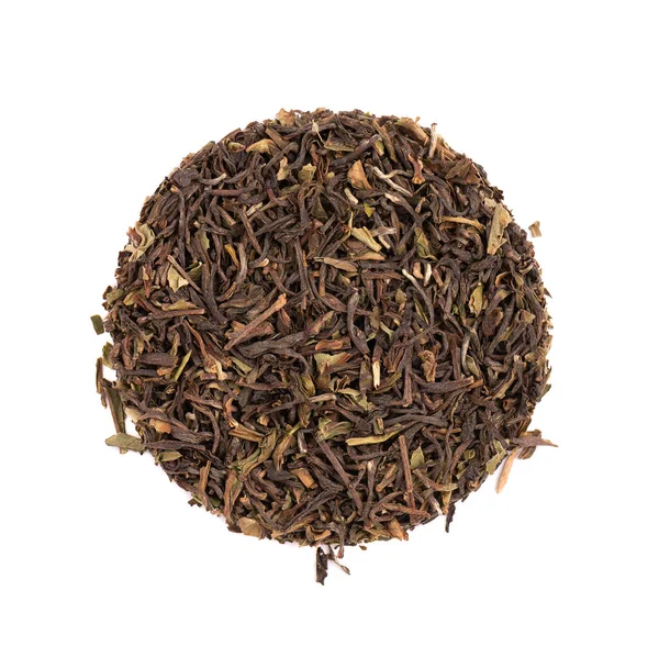 Zwarte thee Darjeeling, geïsoleerd op witte achtergrond. Biologische thee. Bovenaanzicht. Sluiten.. — Stockfoto