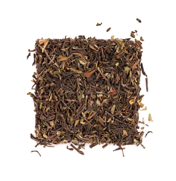Schwarzer Tee Darjeeling, isoliert auf weißem Hintergrund. Bio-Tee. Ansicht von oben. Nahaufnahme. — Stockfoto