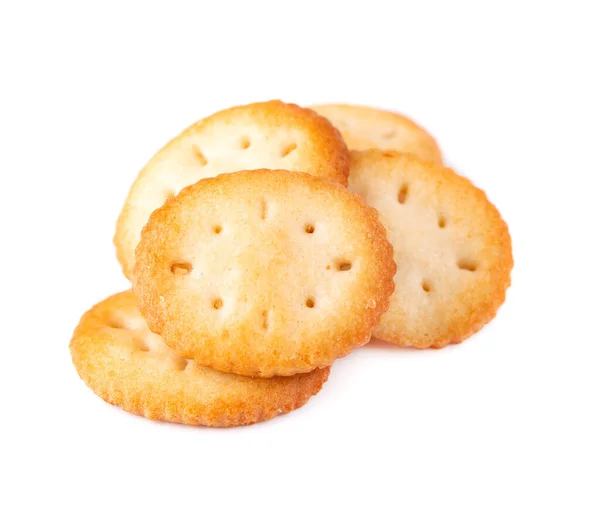Cracker isolado no fundo branco. Biscoitos de biscoitos secos isolados. Petiscos salgados isolados. Vista superior . — Fotografia de Stock