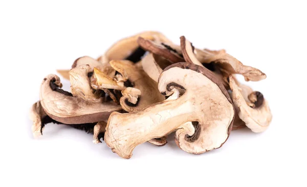 Cogumelos fatiados secos isolados no fundo branco. Champinhons secos . — Fotografia de Stock