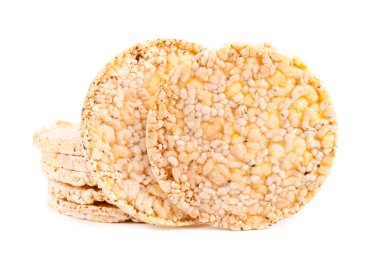 Beyaz arka planda izole edilmiş chia tohumu ve tuzlu çıtır ekmek. Mısır cipsi. Düşük kalorili diyet yiyecekler..