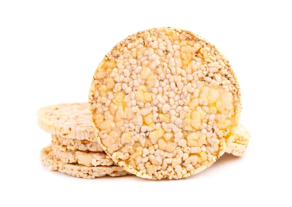 Beyaz arka planda izole edilmiş chia tohumu ve tuzlu çıtır ekmek. Mısır cipsi. Düşük kalorili diyet yiyecekler.