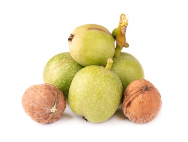 Yeşil ceviz, beyaz arka planda izole edilmiş. Soyulmuş ceviz ve çekirdekler. Ceviz dalı.