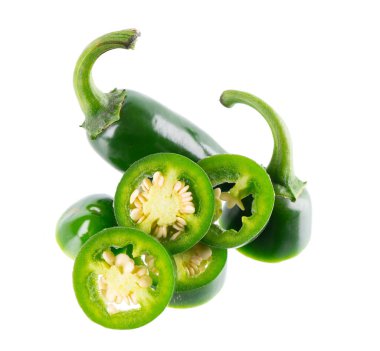 Beyaz arkaplanda taze biber izole edilmiş. Bir dilim yeşil acı Serrano biberi. Kesme yolu