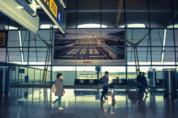 People Walking Madrid Airport Pandemic Mask — Stock Photo, Image