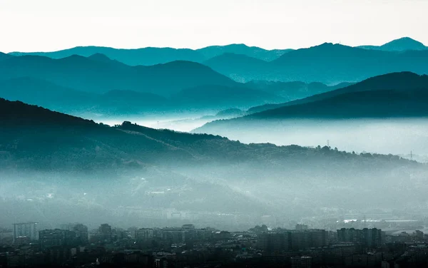 Montañas Rodeadas Niebla Cielo Gris Del Norte España —  Fotos de Stock