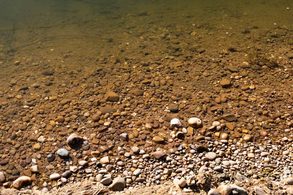 Spiaggia Ghiaia Poco Profonda Con Acqua Limpida — Foto Stock