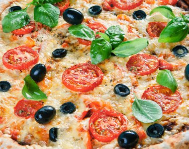 Pişmiş pizzaya yaklaş.