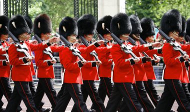 Londra 'daki birlikler geçit törenine gidiyor.