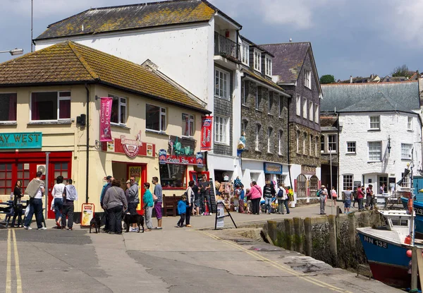 Mevagissey コーンウォール 観光客海岸沿いの町で買い物 — ストック写真