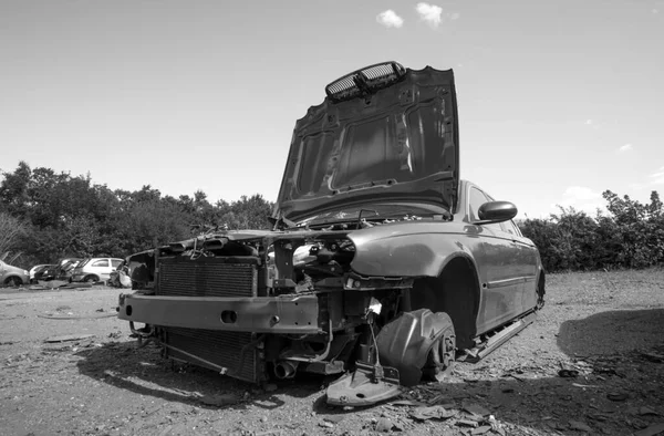 Zniszczony Luksusowy Samochód Złomowisku — Zdjęcie stockowe