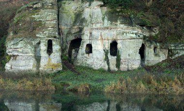 Ingleby yakınlarındaki Anchor Church Mağaraları, Derbyshire, İngiltere