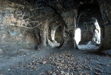 Ingleby yakınlarındaki Anchor Church Mağaraları, Derbyshire, İngiltere