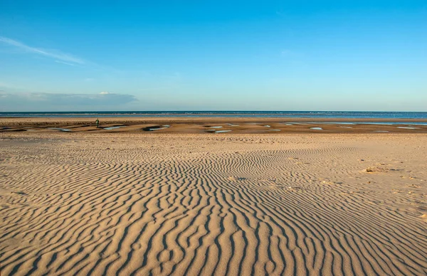 Wellen Nassen Sand Einem Großen Strand — Stockfoto