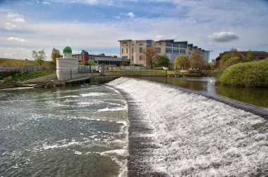 Derby, İngiltere 'de Derby Nehri' nin karşısındaki Weir.