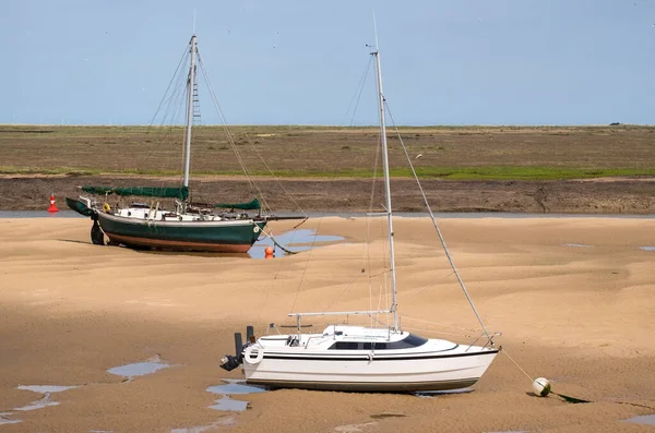 Dos Pequeños Veleros Varados Marea Baja — Foto de Stock