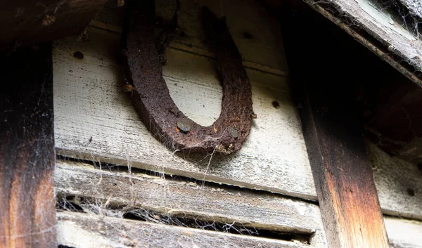 Stará Rezavá Železná Koňská Bota Dřevěné Kůlně — Stock fotografie
