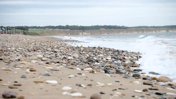 Κύματα Που Πλένονται Πάνω Από Μια Παραλία Αργή Κίνηση — Αρχείο Βίντεο