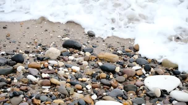 Fale Myjące Się Nad Kamienistą Plażą Zwolnionym Tempie — Wideo stockowe