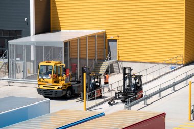 Nakliye deposunda taşıyıcı ve forklift kamyonu.