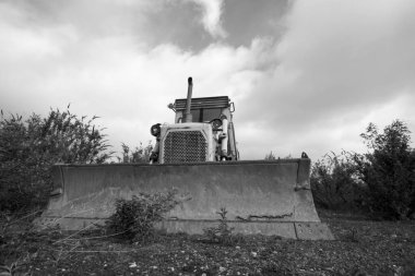 Issız arazide terk edilmiş eski bir buldozer