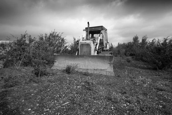 荒地の古い放棄されたブルドーザー — ストック写真