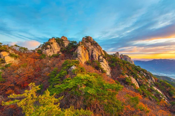Güney K, Bukhansan Ulusal Parkı 'ndaki Dobongsan Dağı' nda sonbahar.