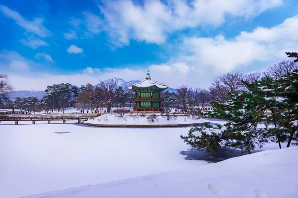 Seul Güney Kore. Gyeongbukgung Kung Palace 'da. Kışın ve karda