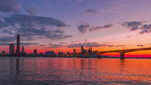 時間の経過 漢江の夕日とオレンジ色の空と韓国ソウルの夏のシーズンの63号館 — ストック動画