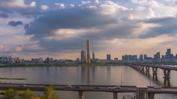交通と都市の崩壊のビュー ソウル市韓国 ハン川の夕日と63棟のビルで — ストック動画
