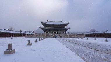 Gyeongbokgung Sarayı 'nın kış karları Güney Kore' nin en popüler turistik yerlerinden biridir. Gyeongbokgung Sarayı karları Güney Kore 'nin en popüler turistik yerlerinden biridir..