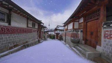 Zaman aşımı. Bukchon Hanok Köyü. Kore, Seul 'de kışın, fırtınalı bir günde, kar altında dondum.