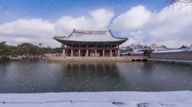 Güney Kore, Seul 'deki Gyeongbokgung Sarayı' nda kar fırtınası ve Gyeonghoeru Pavyonu 'ndan sonra. Gyeonghoeru Köşkü tabelasında.