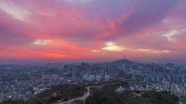Güney Kore, Seul. Zaman aşımı 4K. Gündoğumunda ufuk çizgisi sabah