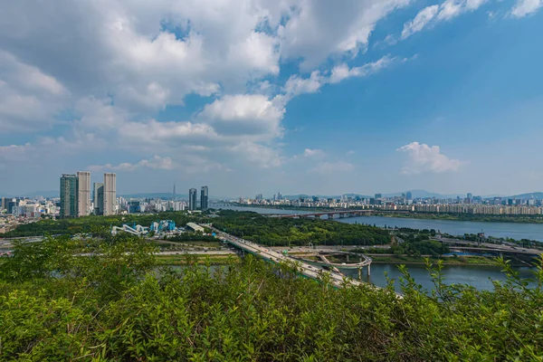 Bulutlu Seul şehri Güney Kore. Hangang Nehri ve Köprüsü