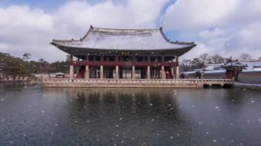 Zaman aşımı 4K. Kore kışı. Güney Kore, Seul 'deki Gyeongbokgung Sarayı' nda kar fırtınası ve Gyeonghoeru Pavyonu. (Gyeonghoeru Köşkü tabelasında.)