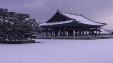 Zaman aşımı 4K. Kore kışı. Güney Kore, Seul 'deki Gyeongbokgung Sarayı' nda kar fırtınası ve Gyeonghoeru Pavyonu. (Gyeonghoeru Köşkü tabelasında.)