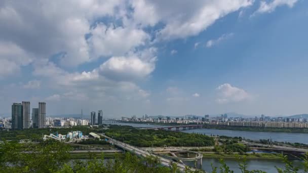 ソウル市内の夏には雲の多い漢江の空 — ストック動画