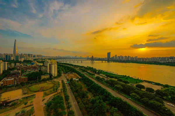 Peyzaj manzarası. Güney Kore, Seul 'de. Han Nehri ve köprüsünde gün batımında.