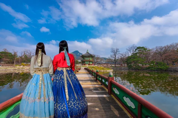 Kore 'de Koreli bir bayanla Gyeongbokgung Sarayı' nda kışın. Seul, Güney Kore.