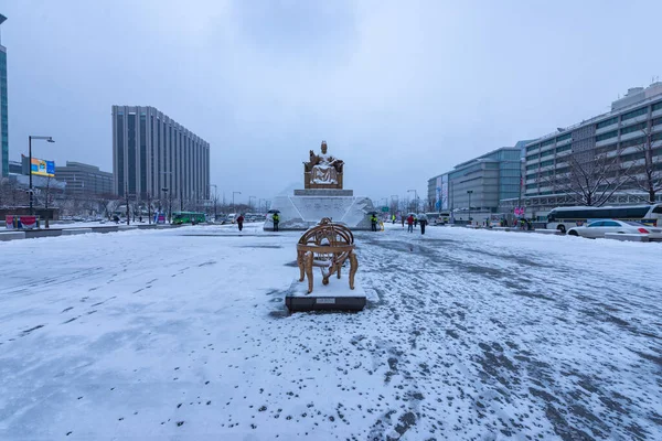 SEOUL, KOREA - Aralık 2017; Seul, Kore 'deki Gwanghwamun meydanında Kral Sejong' un heykeli