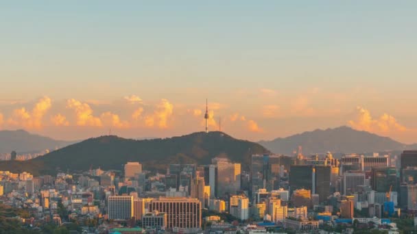 时间流逝4K 南韩首尔市的景观 在暮色中展现了首尔金融区的标志性建筑 — 图库视频影像