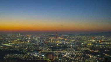 Zaman aşımı. Alacakaranlık Seul şehir manzarası ve Güney Kore, Seul 'deki şehir merkezi silüeti.