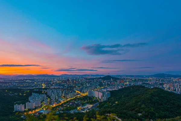 Seul 'deki Kore şehir manzarası Ansan Bongsudae dağının başkenti Güney Kore' nin Seul şehrinin en iyi simgesi.