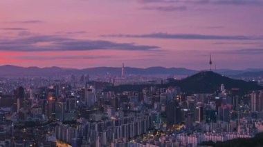 Seul şehir merkezinin Kore Gündoğumu. Nansan Seul Kulesi ve Charlotte Kulesi 'nin hava görüntüsü. Ansan Bongsudaemountain 'den Güney Kore' nin en iyi simgesi