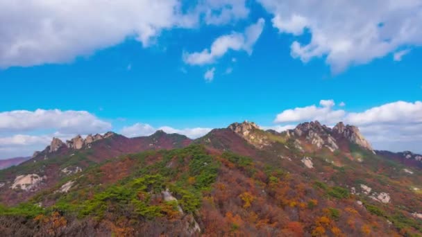 时间流逝4K 韩国Bukhansan国家公园Dobongsan山五彩缤纷的秋天 — 图库视频影像