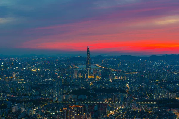 Günbatımını seyret Seul şehrinin ufuk çizgisi, Seul şehrinin güneyinde Hannam Sansong 'un manzarası gözden geçirilmeyi bekliyor.