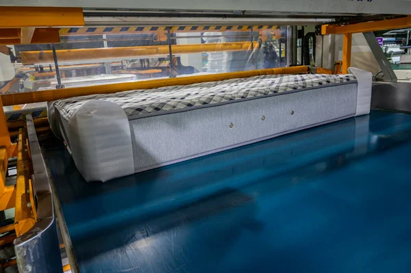 Ortopedik yatak vakumlama makinesi, bir yatağın vakumlanması, Güney Kore 'deki bir mobilya fabrikasında ortopedik yatak üretimi.