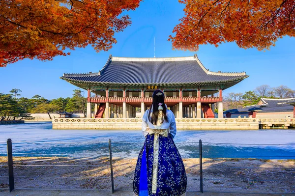 Gyeongbokgung Sarayı 'nda sonbahar ve Güney Kore' de Kore ulusal elbisesi..