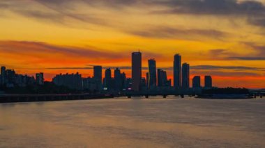 Günbatımında Güney Kore 'de gökdelenleri ve Han nehri olan ünlü iş bölgesi.)